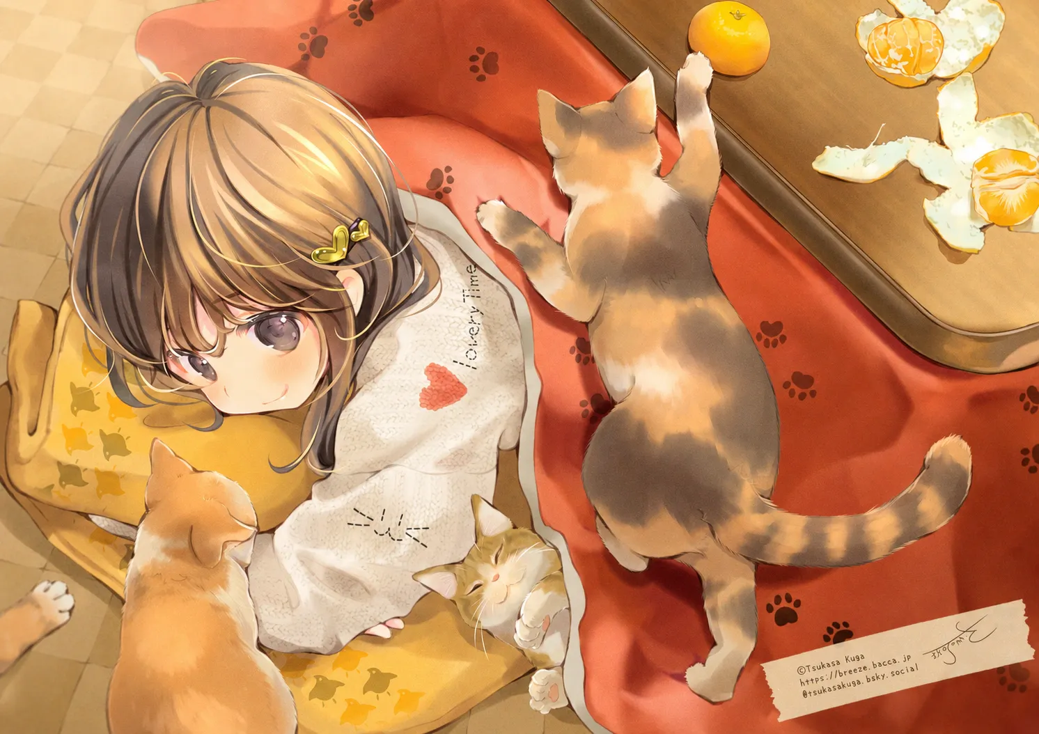 暖色俯视插画，一名少女躺在软垫上，被三只猫咪环绕，旁边桌面放着橘子和果皮